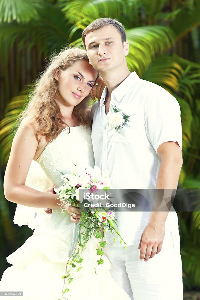 Matrimonio tropicale - Foto stock royalty-free di Abito da sposa