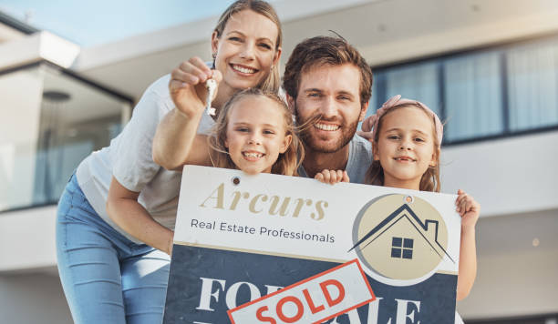 família, retrato e filhos com chaves para o sucesso imobiliário, casa nova e mudança de bairro. mãe, pai e menina filhos com placa vendida ou sinal para investimento imobiliário e casa ao ar livre - house human hand choice real estate - fotografias e filmes do acervo