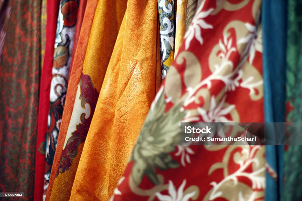 Tecidos coloridos venda em um mercado aberto - Royalty-free Fazer Compras Foto de stock