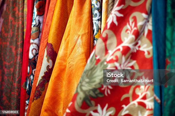 Tecidos Coloridos Venda Em Um Mercado Aberto - Fotografias de stock e mais imagens de Fazer Compras - Fazer Compras, Havai, Waikiki