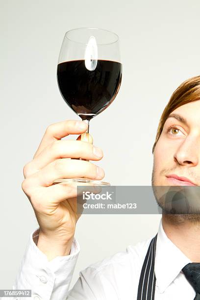 Foto de De Vinho e mais fotos de stock de Adulto - Adulto, Assistindo, Bebida