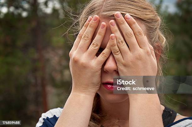 Spähen In Böse Stockfoto und mehr Bilder von 16-17 Jahre - 16-17 Jahre, Angst, Augen zuhalten