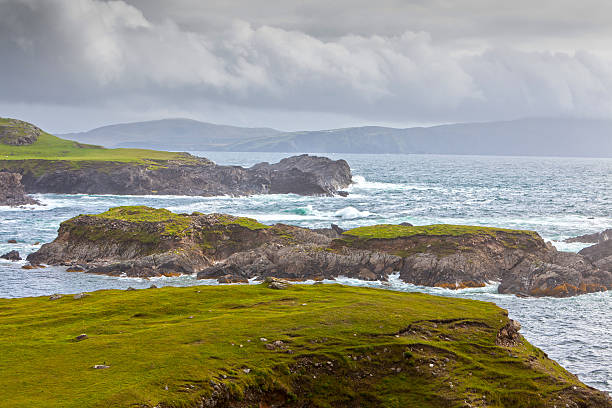 achill wyspa krajobraz morski - republic of ireland mayo road lake zdjęcia i obrazy z banku zdjęć