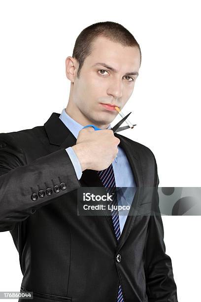 Mann Schneiden Eine Zigarette Mit Schere Stockfoto und mehr Bilder von Anzug - Anzug, Daumen, Ein Mann allein