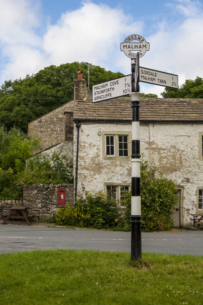 village green, malham, north yorkshire, uk - pennine way imagens e fotografias de stock