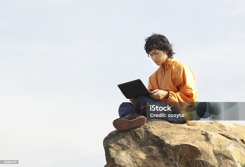 Homem com notebook asiática - Foto de stock de Adulto royalty-free