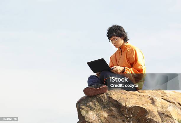 Foto de Homem Com Notebook Asiática e mais fotos de stock de Adulto - Adulto, Asiático e indiano, Cena Não-urbana