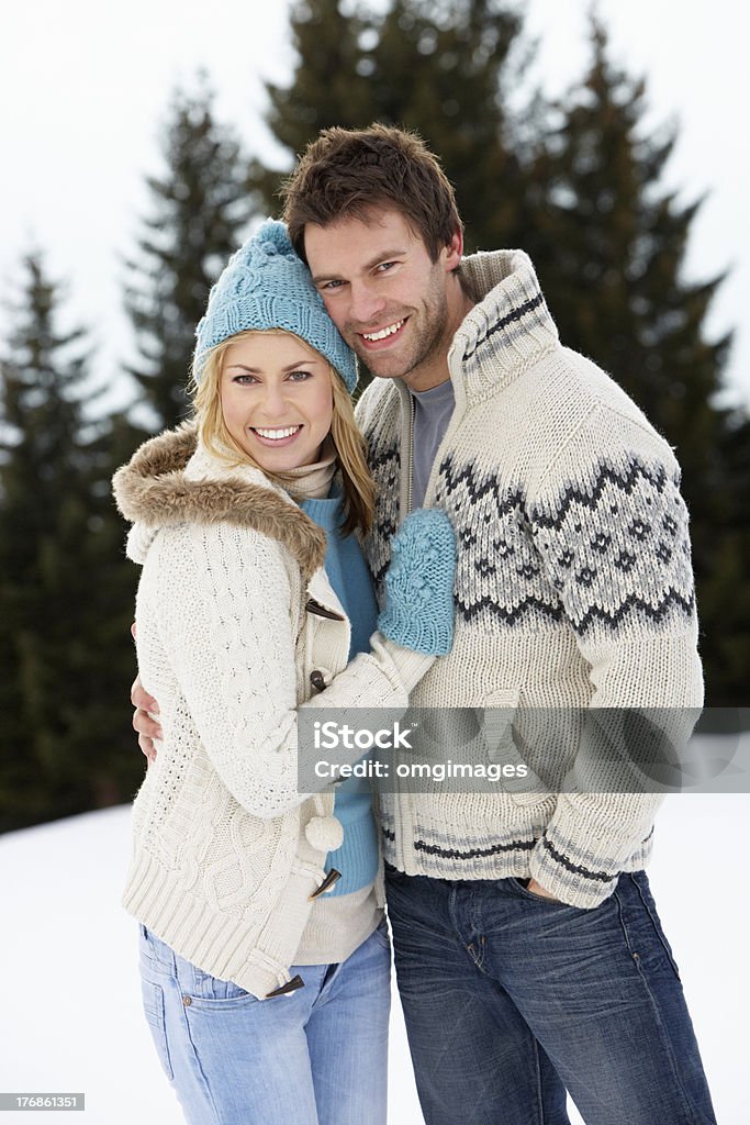 Casal jovem em Alpine de Cena Neve - Foto de stock de 20 Anos royalty-free