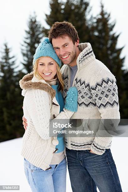 Foto de Casal Jovem Em Alpine De Cena Neve e mais fotos de stock de 20 Anos - 20 Anos, 25-30 Anos, Abraçar