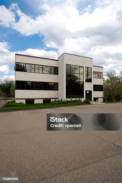 Edificio De Oficinas Pequeñas Foto de stock y más banco de imágenes de Bloque de Oficinas - Bloque de Oficinas, Pequeño, Sector de la construcción