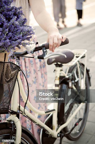 Foto de De Bicicleta No Verão e mais fotos de stock de Ciclismo - Ciclismo, Vida Urbana, Adulto