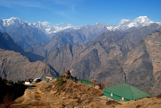 neve de picos de tehri himalaias, auli, uttarkhand - garhwal imagens e fotografias de stock