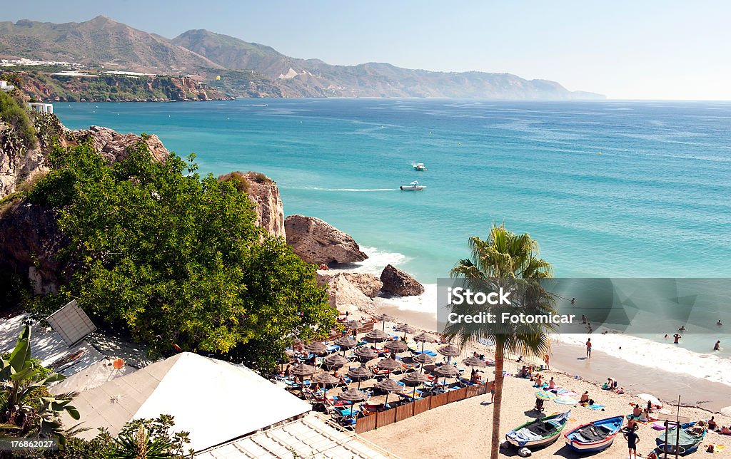 Nerja spiaggia guardando verso nord - Foto stock royalty-free di Provincia di Málaga