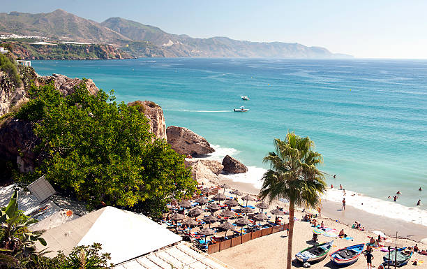 nerja spiaggia guardando verso nord - nerja foto e immagini stock