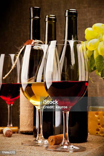 Composição Do Vinho - Fotografias de stock e mais imagens de Vinho - Vinho, Queijo, Natureza-Morta