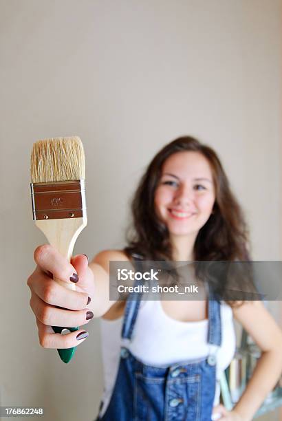 Mädchen Mit Pinsel Stockfoto und mehr Bilder von Eine Frau allein - Eine Frau allein, Eine Person, Erwachsene Person