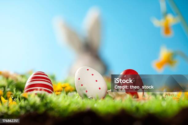 Huevos De Pascua En La Parte Delantera Del Foto de stock y más banco de imágenes de Aire libre - Aire libre, Amarillo - Color, Arte