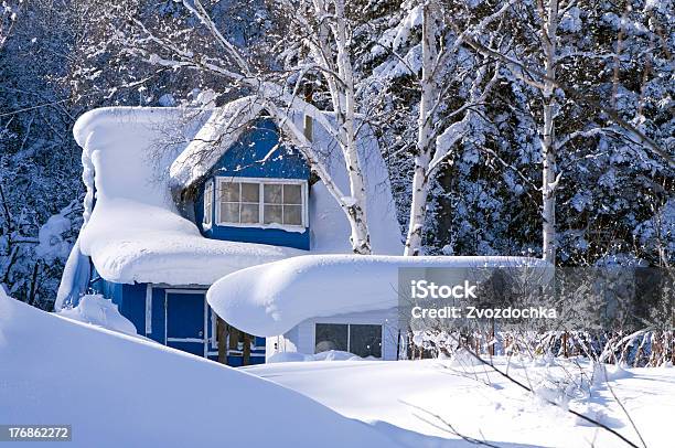 Dacha W Zaspa Śnieżna - zdjęcia stockowe i więcej obrazów Głęboki śnieg - Głęboki śnieg, Dach, Śnieg