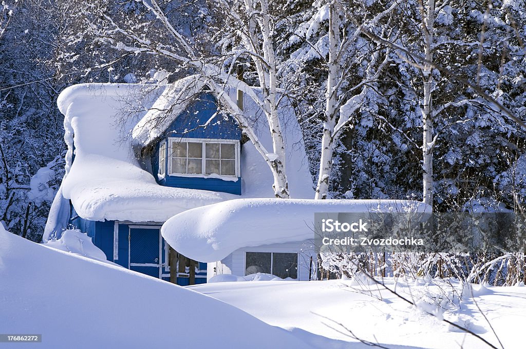 dacha em Neve derivante - Royalty-free Neve profunda Foto de stock