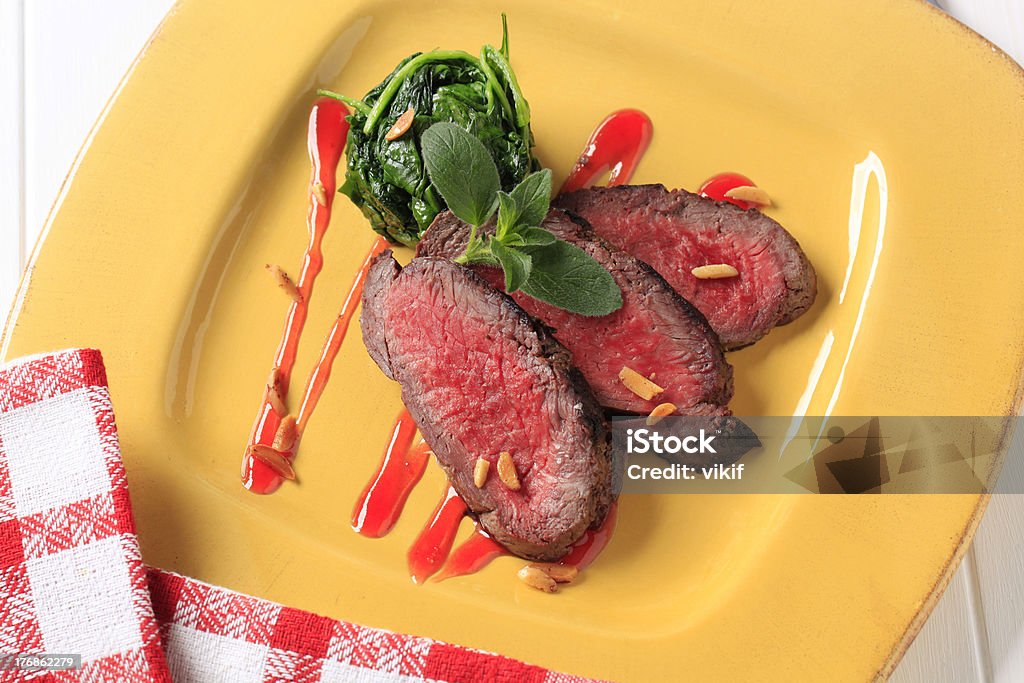 Carne assada e folhas de espinafre - Foto de stock de Alimentação Saudável royalty-free