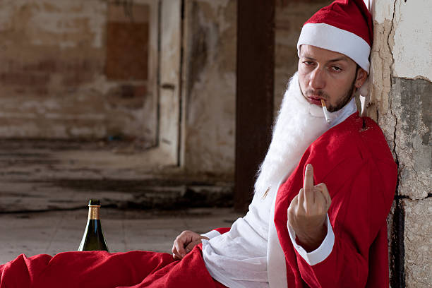 drunken santa montrant le doigt du milieu - eastern european caucasian one person alcoholism photos et images de collection