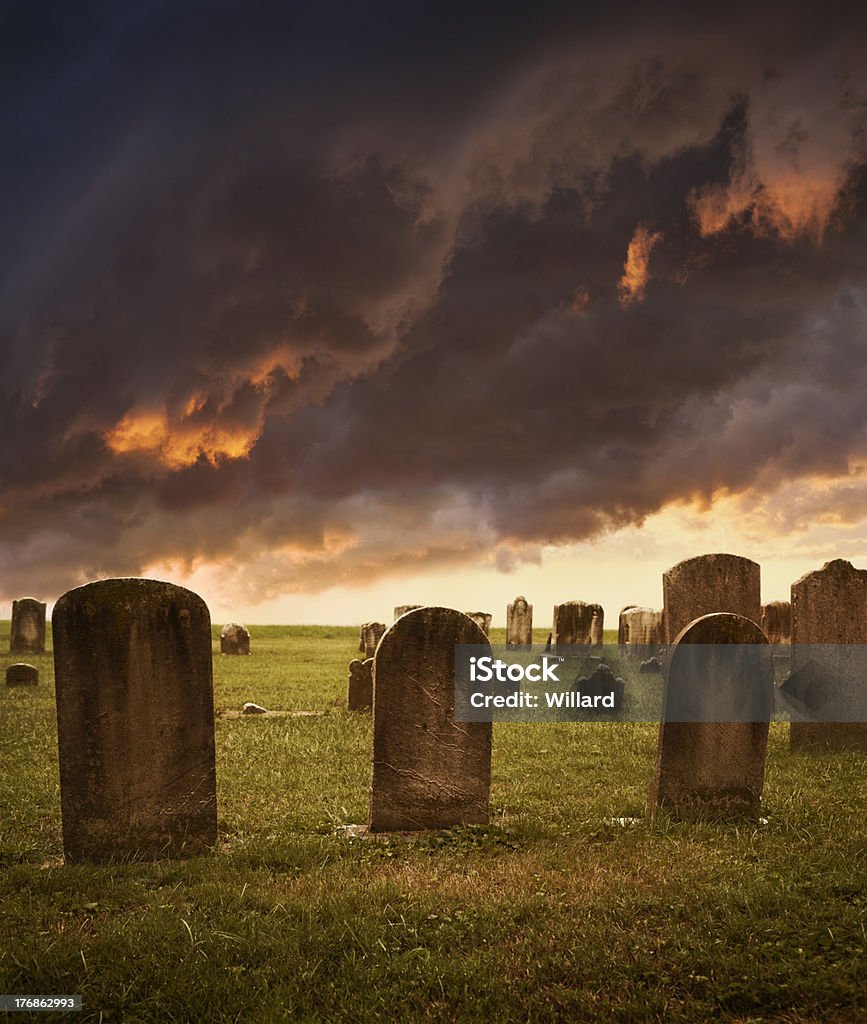 Vecchio Cimitero spettrale tombstones con nuvole - Foto stock royalty-free di Cimitero