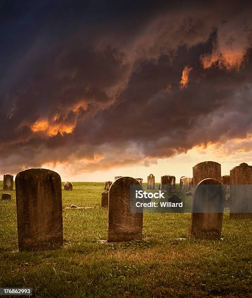 Vecchio Cimitero Spettrale Tombstones Con Nuvole - Fotografie stock e altre immagini di Cimitero - Cimitero, Spettrale, Arancione