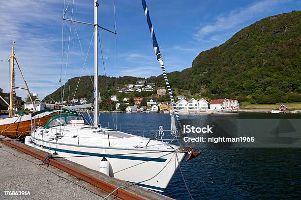 Marina En Rennesoy Foto de stock y más banco de imágenes de Acantilado - Acantilado, Agua, Aire libre