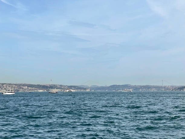 ボスポラス海峡を渡るイスタンブールのヨーロッパ地域の眺め - mosque europe part of day ストックフォトと画像