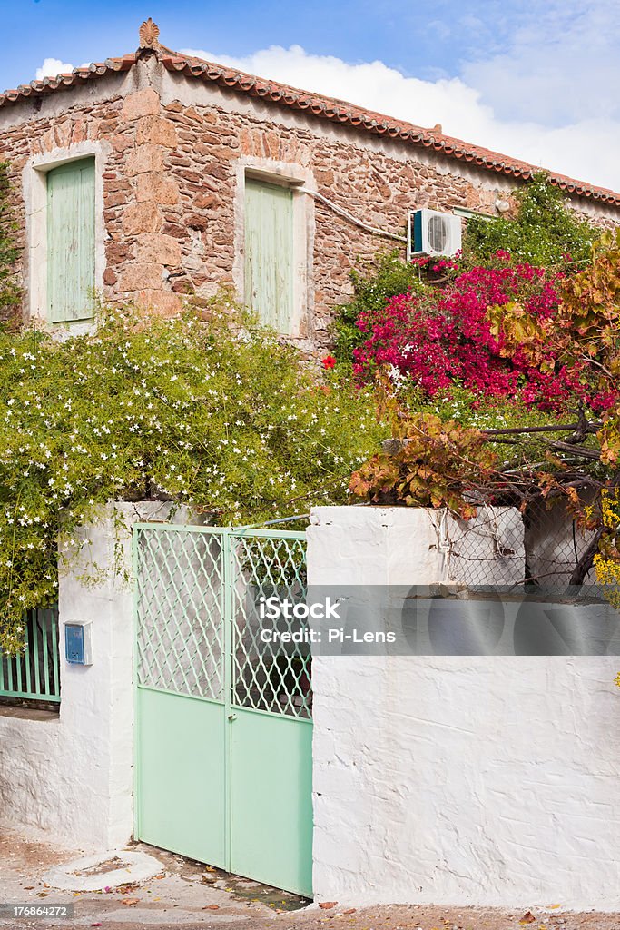 Historyczne śródziemnomorskim domu z kwiatów Ogród - Zbiór zdjęć royalty-free (Klimatyzator)