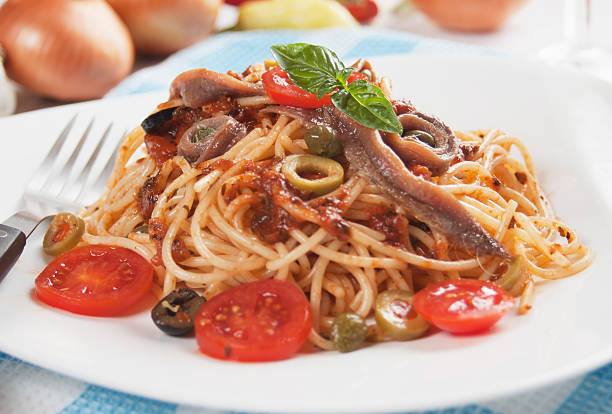 spaghetti puttanesca - caper sauce stock-fotos und bilder