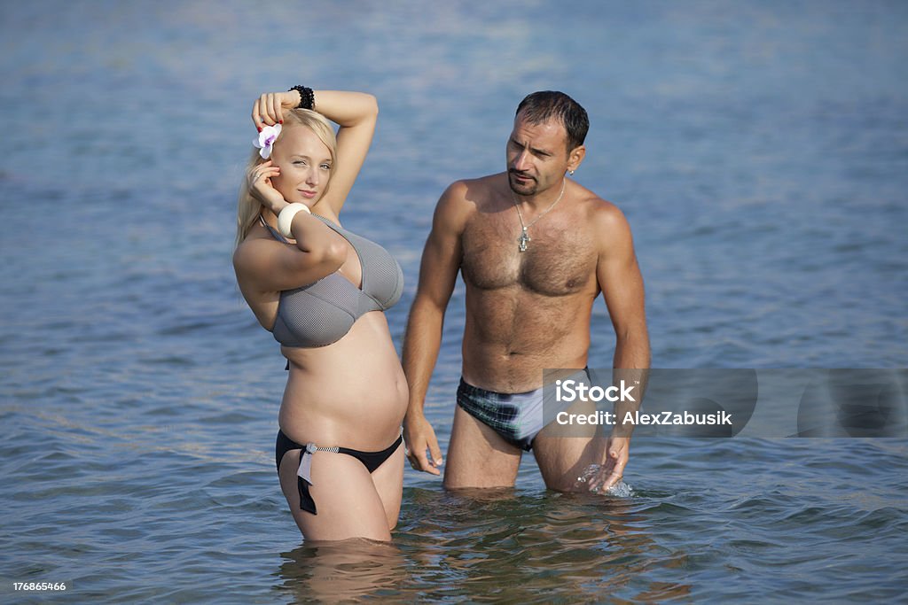 Casal atraente no mar - Foto de stock de Casal royalty-free