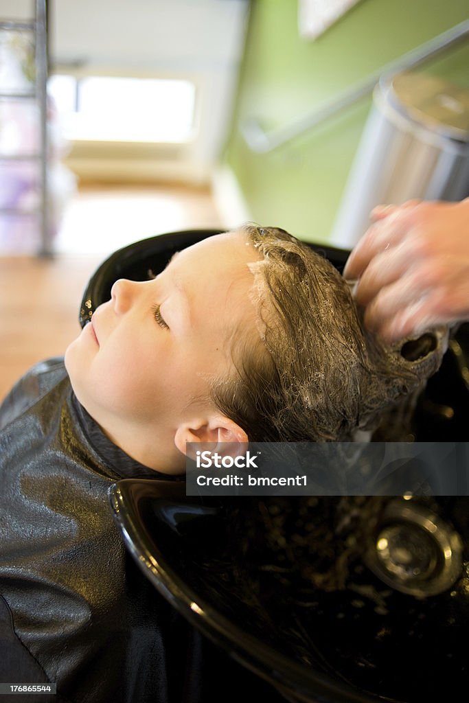 Menina no salão de beleza: Ficando lavado o cabelo - Foto de stock de Criança royalty-free