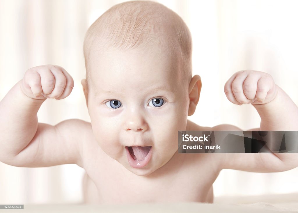 しっかり笑うこと、手を赤ちゃんの盛り上がった。笑顔の子供の顔 - 赤ちゃんのロイヤリティフリーストックフォト