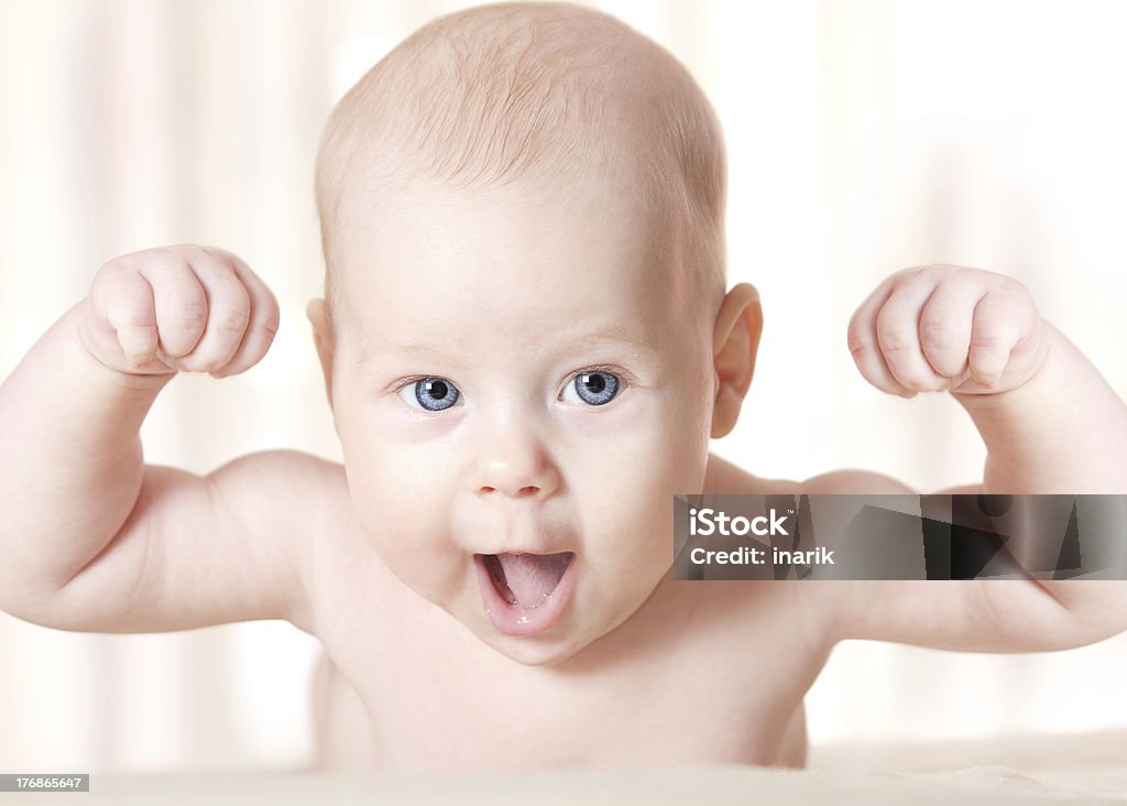 Forte bebê rindo, as mãos levantadas. Rosto sorrindo criança - Foto de stock de Bebê royalty-free