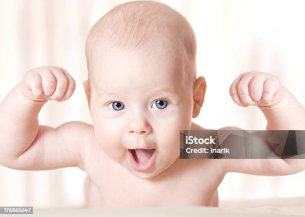 Foto de Forte Bebê Rindo As Mãos Levantadas Rosto Sorrindo Criança e mais fotos de stock de Bebê