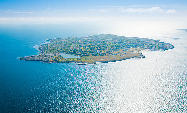 vista aérea da ilha inisheer - inisheer imagens e fotografias de stock