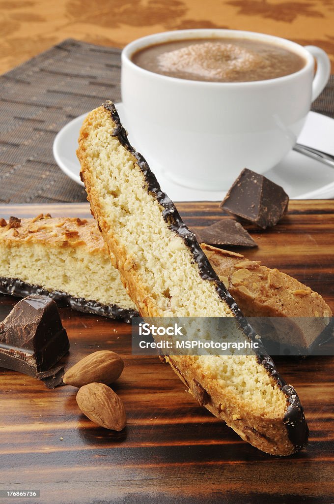 Almond biscotti di Prato i gorąca czekolada - Zbiór zdjęć royalty-free (Bez ludzi)