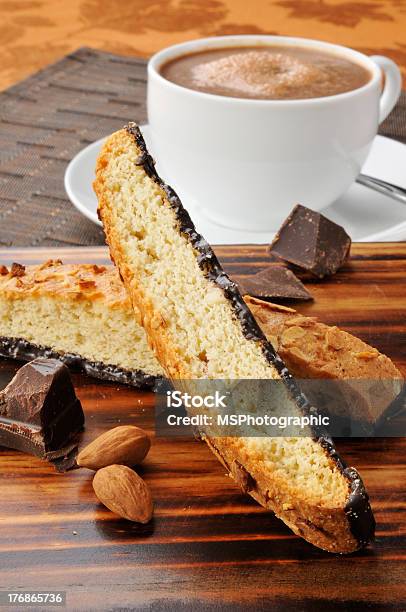 Almond Biscotti Di Prato I Gorąca Czekolada - zdjęcia stockowe i więcej obrazów Bez ludzi - Bez ludzi, Biscotti di Prato, Cappuccino