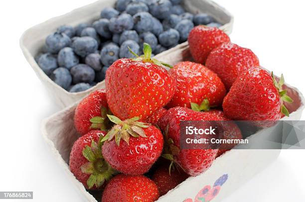 Erdbeeren Und Heidelbeeren Frisch Vom Markt Stockfoto und mehr Bilder von Amerikanische Heidelbeere - Amerikanische Heidelbeere, Beere - Obst, Bildschärfe