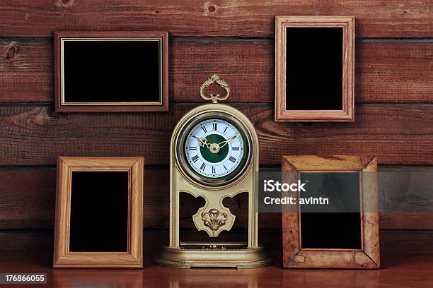 Vecchie Cornici Per Foto E Orologio Antico - Fotografie stock e altre immagini di Arredamento - Arredamento, Cerchio, Composizione orizzontale