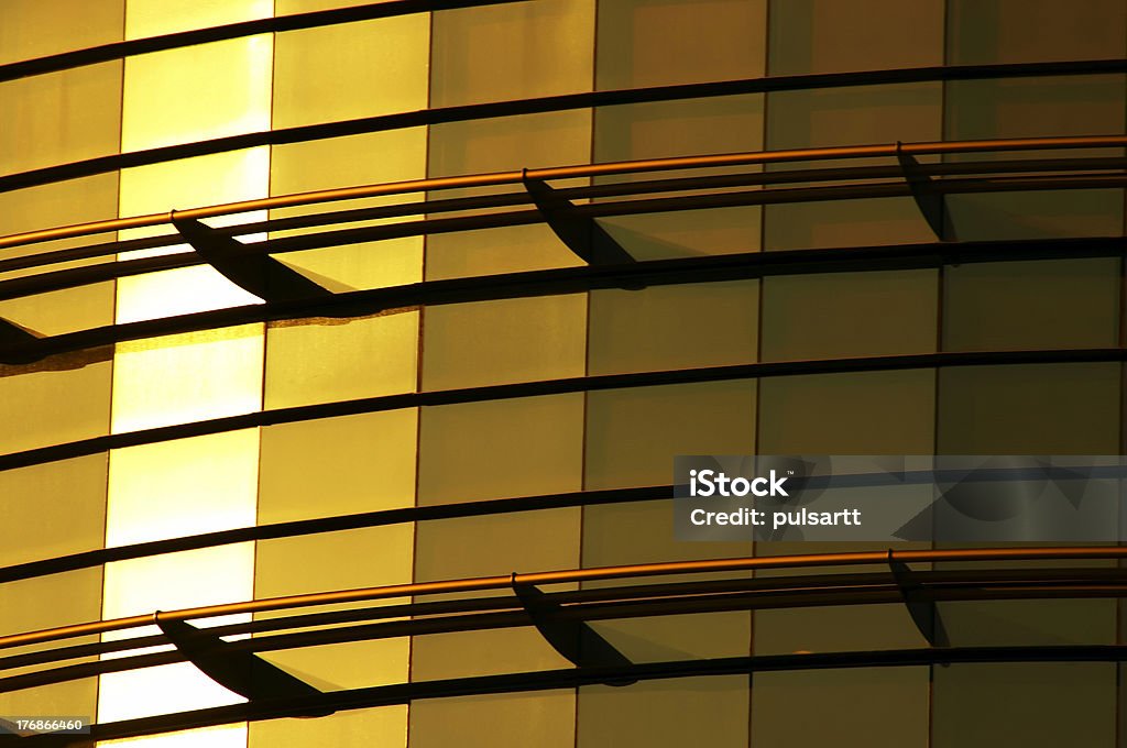 Bâtiment moderne de bureau de verre gold - Photo de Affaires libre de droits