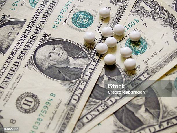 ホワイトの薬をドル紙幣 - 安価のストックフォトや画像を多数ご用意 - 安価, 処方薬, ヘルスケアと医療