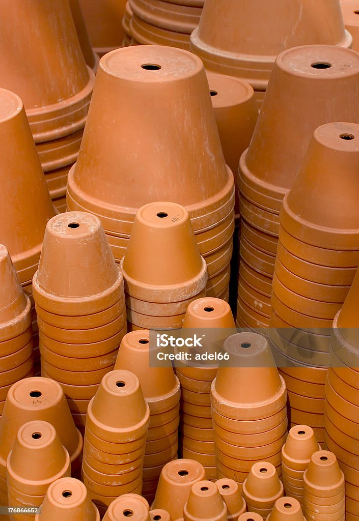 Pilas de flowerpots - Foto de stock de Grande libre de derechos