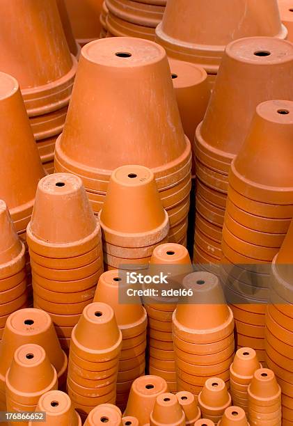 Pile Di Flowerpots - Fotografie stock e altre immagini di Largo - Descrizione generale - Largo - Descrizione generale, Piccola impresa, Affari