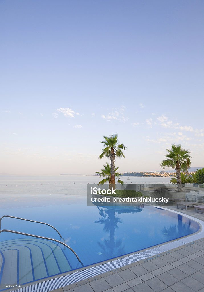 Retrato de lujo-piscina de borde infinito - Foto de stock de Europa - Continente libre de derechos