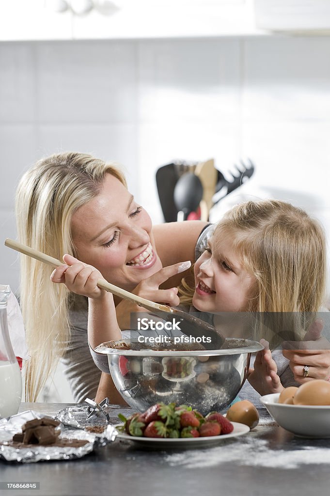 Mãe e filha a divertir-se na cozinha - Royalty-free Chocolate Foto de stock