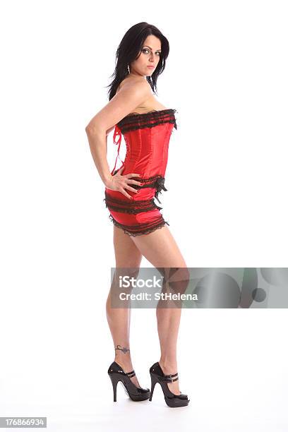 セクシーな曲線美の女性に長いレッグス In Red Lingerie - 1人のストックフォトや画像を多数ご用意 - 1人, カメラ目線, コルセット