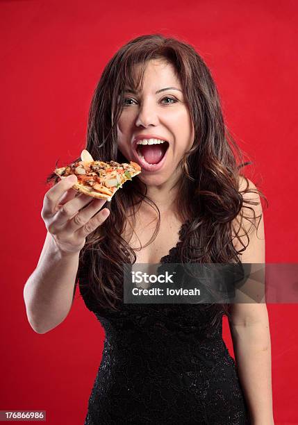 Mujer Comiendo Una Pizza Foto de stock y más banco de imágenes de Adulto - Adulto, Alimento, Belleza