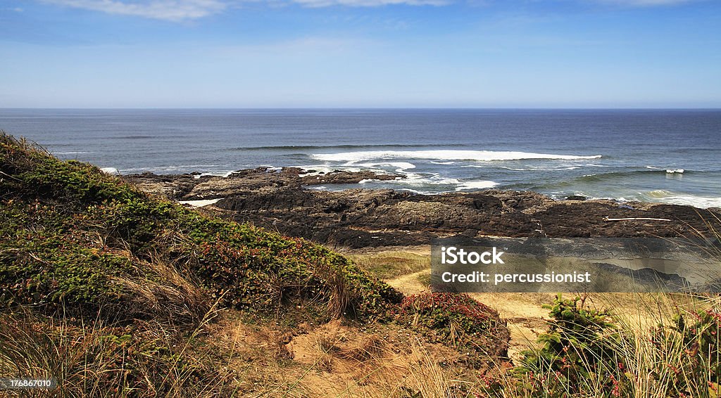 Paisaje de la costa en día soleado - Foto de stock de Agua libre de derechos